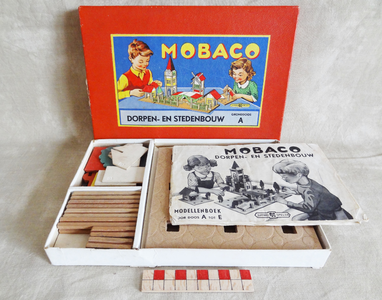 878282 Afbeelding van de MOBACO-bouwdoos 'Dorpen- en Stedenbouw', Gronddoos A, met modellenboekje, uit de ...